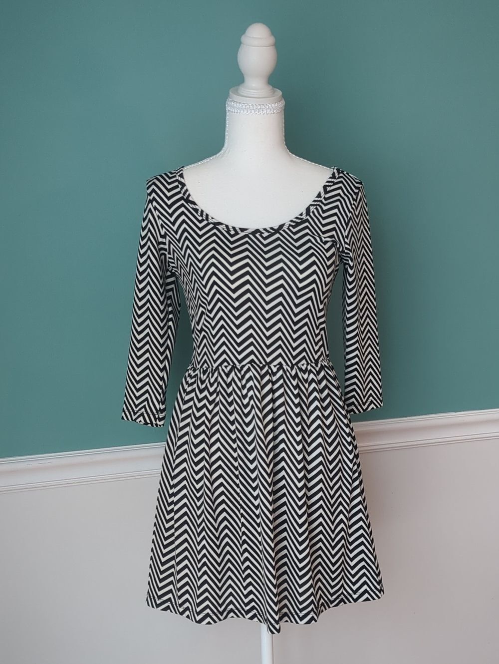 BeBop Black and White Chevron 3/4 Sleeve Fit-and-Flare Dress Small